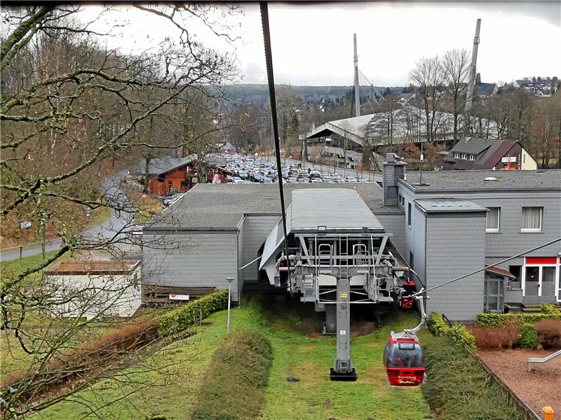 Wurmberg-Seilbahn als Initialzündung <p>Ein Bild aus besseren Tagen: Die Gondeln der Seilbahn fahren auf den Wurmberg, und im Hintergrund ist ein voller Großparkplatz zu sehen. Fotos: GZ-Archiv</p>