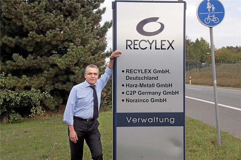 Recylex: Warneinschläge nehmen zu <p>Ein Bild aus besseren Tagen: der deutsche Geschäftsführer Dr. Andreas Sieverdingbeck vor fünf Jahren vor dem Verwaltungseingang an der Landstraße zwischen Oker und Harlingerode. Archivfoto: Heine</p>