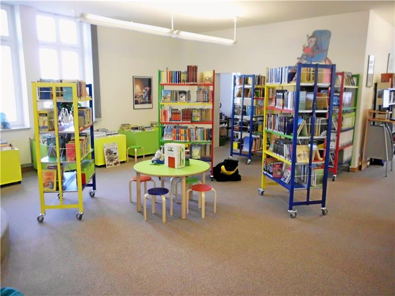 <p>Ein Bild, das man schon aus dem Frühjahr kennt: Die Bücherei ist verwaist. Den ganzen November über bleibt sie geschlossen. Leseratten können sich derweil entweder am Bücherbaum bedienen oder die kostenlose E-Book-Ausleihe nutzen. Archivfoto: Schlegel</p>