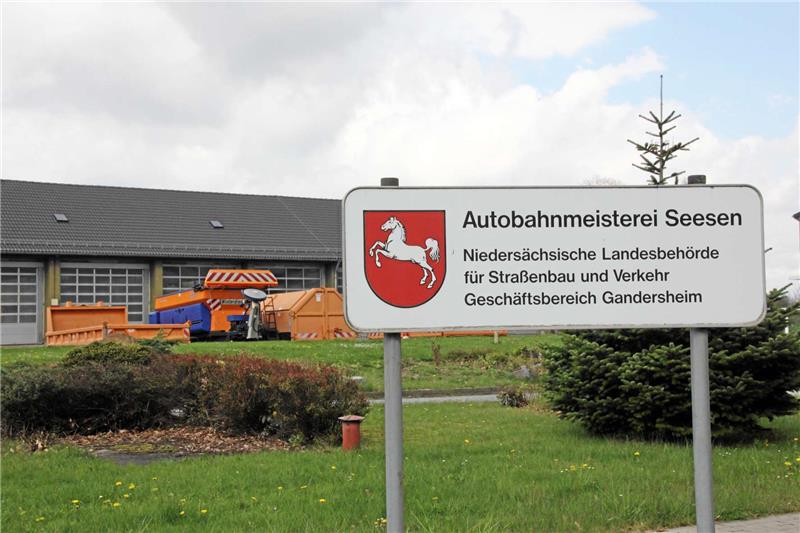 <p>Ein Bild fürs Museum: Zum 1. Mai startete das ÖPP-Projekt A 7-Ausbau und Betrieb. Der Standort der Autobahnmeisterei ist nun ein Betriebsdienstzentrum des Konzessionärs, das Schild mittlerweile demontiert. Foto: Gereke</p>