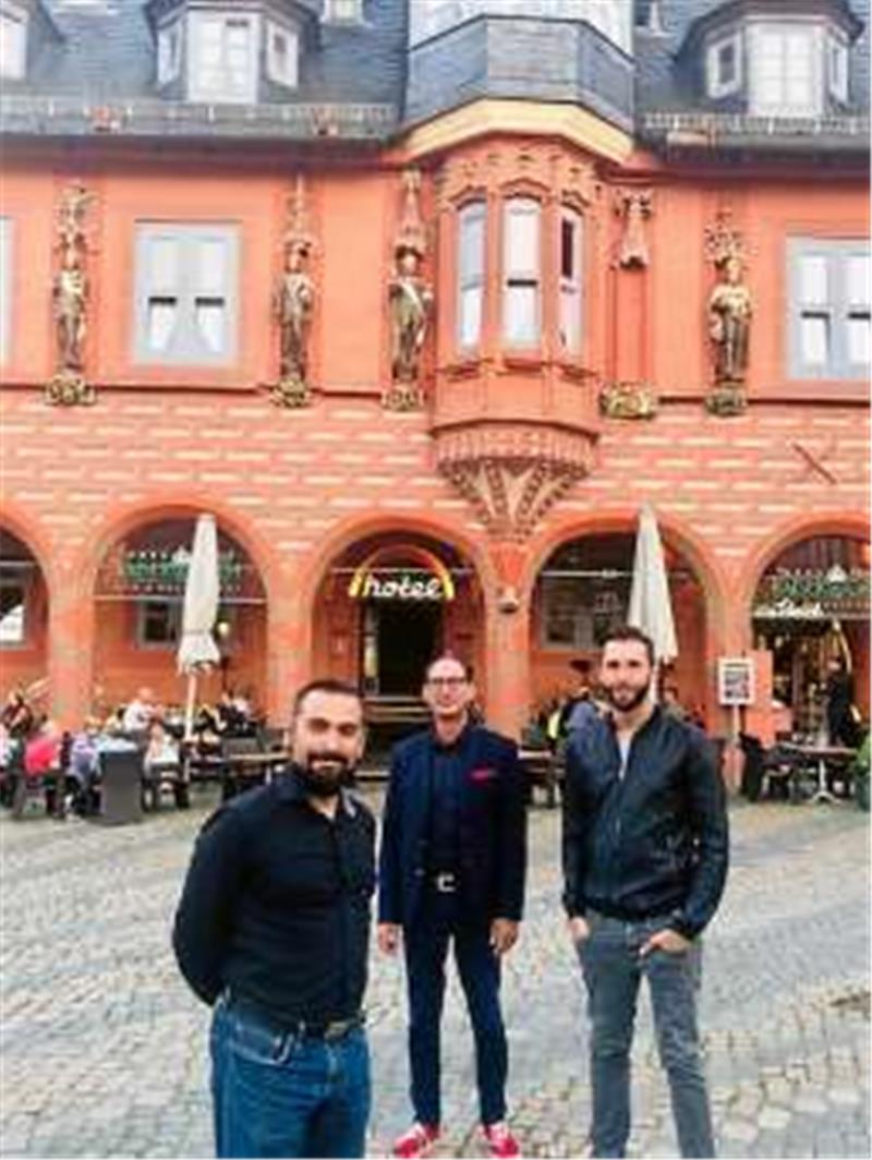 <p>Ein Dormero-Trio posiert vor der „Kaiserworth“ (v.li.): Finanzchef Tomislav Rubic, Hotel-Manager Oliver Krause und Vorstand Dr. Marcus Maximilian Wöhrl.</p>
