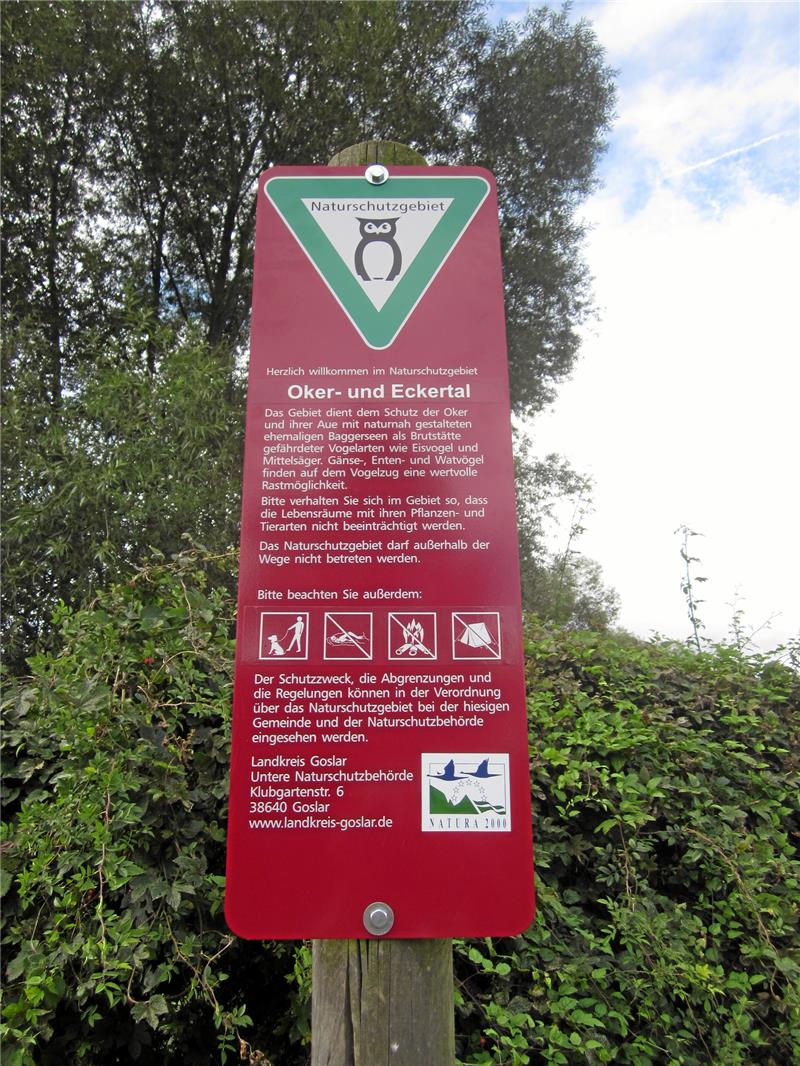 <p>Ein Hinweisschild macht auf das Naturschutzgebiet aufmerksam. Foto: GZ-Archiv</p>