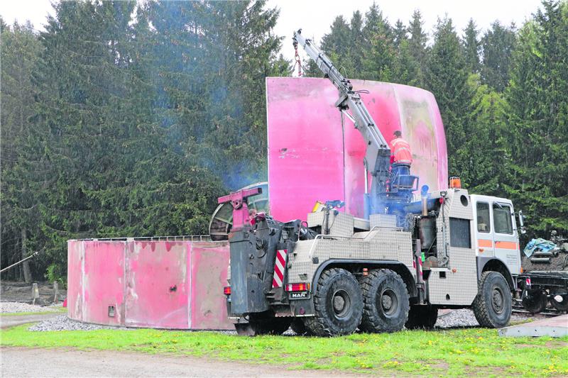 <p>Ein Kran hievt die Elemente des zweiten Rings der alten Stasi-Abhörkuppel nach oben. Die rosa Farbe erhielt sie erst nach dem Kalten Krieg zur Weltausstellung 2000, wo sie Wahrzeichen des Jugenddorfs Jam-City war.</p>