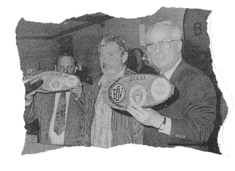 <p>Ein bewegender Augenblick: (v. li.) Adalbert Posorski, Joachim Kühnold (beide BSV) und Wilhelm Maitzen (TSG) nach der Fusion im Bündheimer Schloß. Foto: Zeitungsausriss aus der GZ</p>