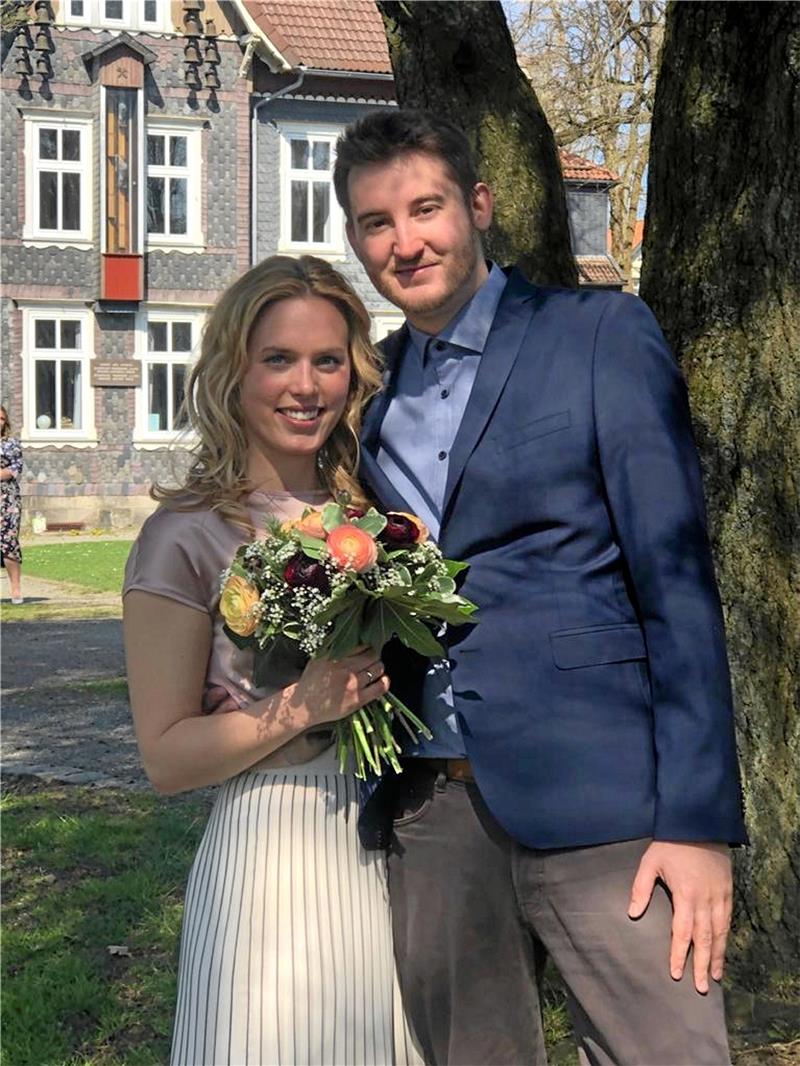 <p>Ein glückliches Brautpaar: Alexandra und Sebastian Lambrecht bei ihrer standesamtlichen Hochzeit am Freitag. Fotos: Privat</p>