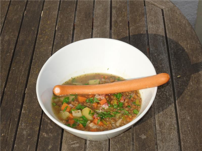 <p>Ein herzhafter Linseneintopf schmeckt aufgewärmt noch mal so gut.  Foto: Horn</p>