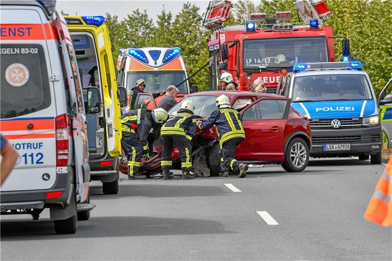 Frau stirbt bei Unfall auf B81 <p>Ein tragischer Verkehrsunfall ereignete sich Dienstagnachmittag auf der B 81. Für eine Frau kam jede Hilfe zu spät, sie verstarb am Unfallort. Foto: Wunderlich</p>