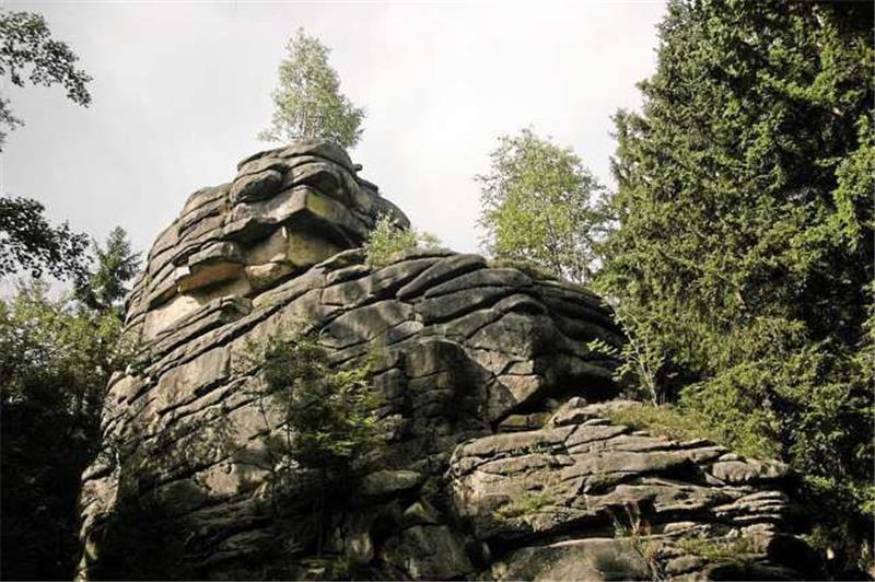 <p>Eine 54-jährige Frau aus Parchim ist nach einem Sturz von der kleinen Feuersteinklippe bei Schierke gestorben. Der große Feuersteinfelsen ist ein Wahrzeichen der Stadt. Foto: Siegfried Wielert</p>