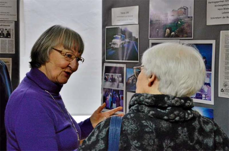 <p>Eine Ausstellung lud zum Austausch von Erinnerungen aus 25 Jahren Rumänienhilfe ein. Foto: Dolle</p>