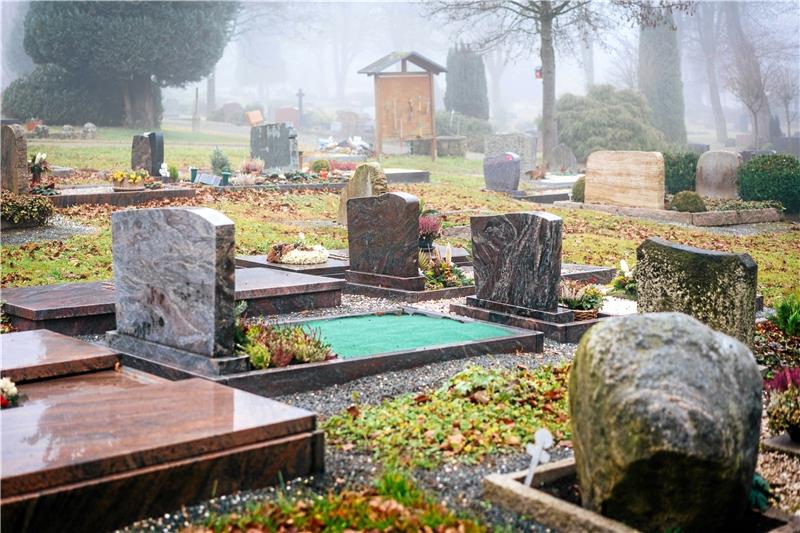 Makabrer Scherz auf Friedhof: Neue Gräber zum Einebnen markiert <p>Eine Umstrukturierung soll auch bewegungseingeschränkten Angehörigen zukünftig den Weg zum Grab ihrer Lieben leichter machen. Fotos: Brabanski</p>