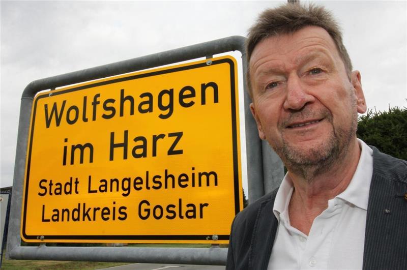 <p>Er ist eine Stütze für seinen Ort: Wann immer sich Bürger an Ortsbürgermeister Burkhard Pahl wenden, können sie sicher sein, Gehör zu finden – und meistens auch Unterstützung. Fotos: Kühlewind</p>