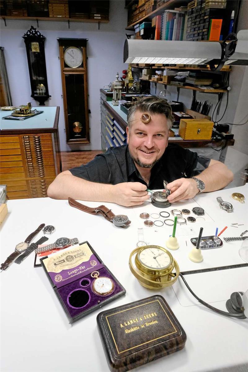 <p>„Es geht um Hundertstelmillimeter“: Uhrmachermeister Torge Berger in seiner Werkstatt in Bad Grund. Fotos: Martin Baumgartner</p>