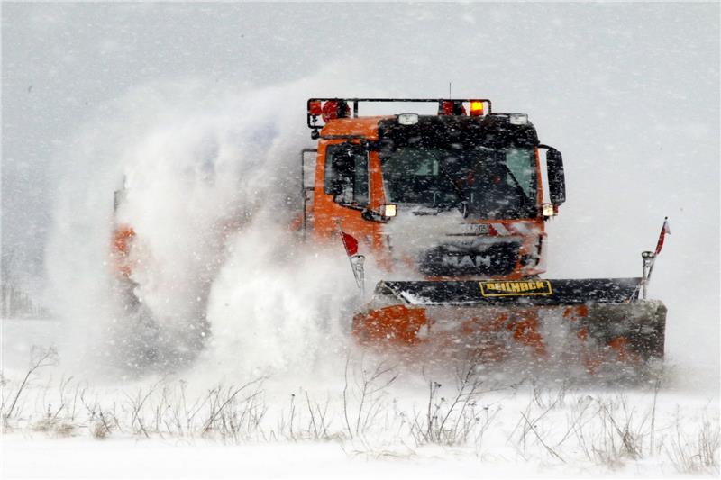 <p>Es gibt sicher einfachere und angenehmere Tätigkeiten als nach diesen Schneefällen ein Räumfahrzeug zu steuern... Foto: Epping</p>