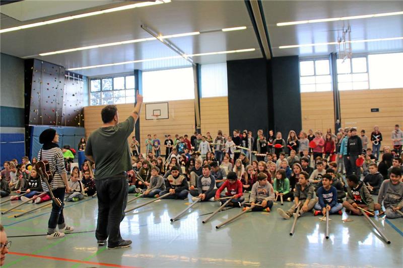 <p>Etwa 250 Schüler aus drei Klassenstufen trommelten nach Anleitung von Maxi Heinicke und Lars Friedrich von der Mobilen Musikwerkstatt. Foto: Paetzold-Belz</p>