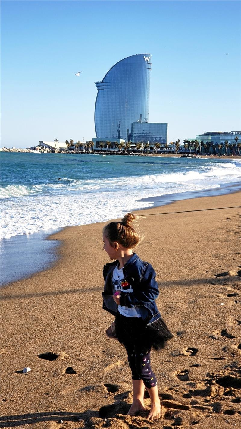 <p>Fina erkundet den Strand von Barcelona, der nächsten Station. Fotos: Privat</p>