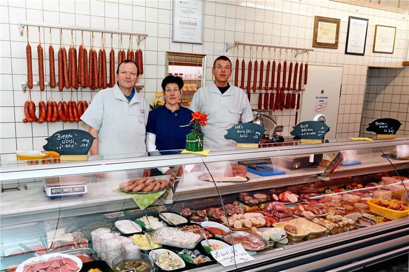 <p>Fleischer-Wechsel (v.li.): Michael und Birgit Bothe räumen im April am Okeraner Höhlenweg den Laden. Sohn Sven Bothe geht in Goslars Altstadt. Foto: Epping</p>