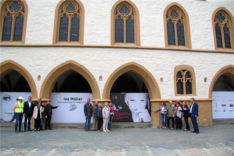 <p>Förderer und Freunde des Paul-Lincke-Rings präsentieren die neuen Plakate. Foto: Meyer-Zurwelle</p>