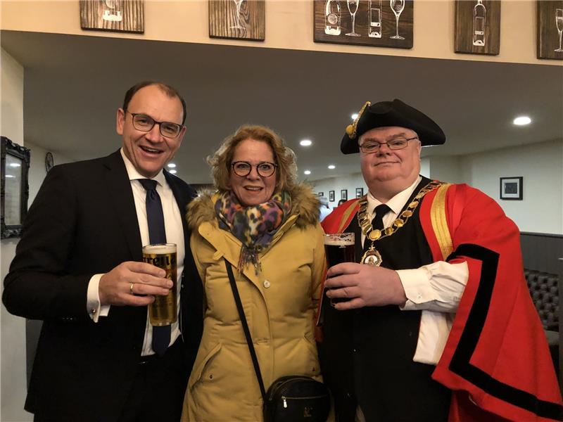 <p>Freuen sich über die gelebte Freundschaft mit der Partnerstadt Wantage: Seesens Bürgermeister Erik Homann, die 1. Vorsitzende des Partnerschaftsvereins Seesen-Wantage e.V. Renate Pilarski und Bürgermeister Chris McCarthy. Foto: Stadt</p>