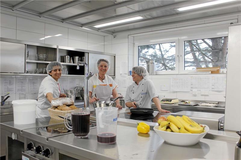 <p>Freuen sich über ihren erneuerten Arbeitsplatz im „Haus Daheim“ (v.li.): Nejah Alo, Kerstin Schindler und Katharina Beier. Foto: Nachtweyh</p>
