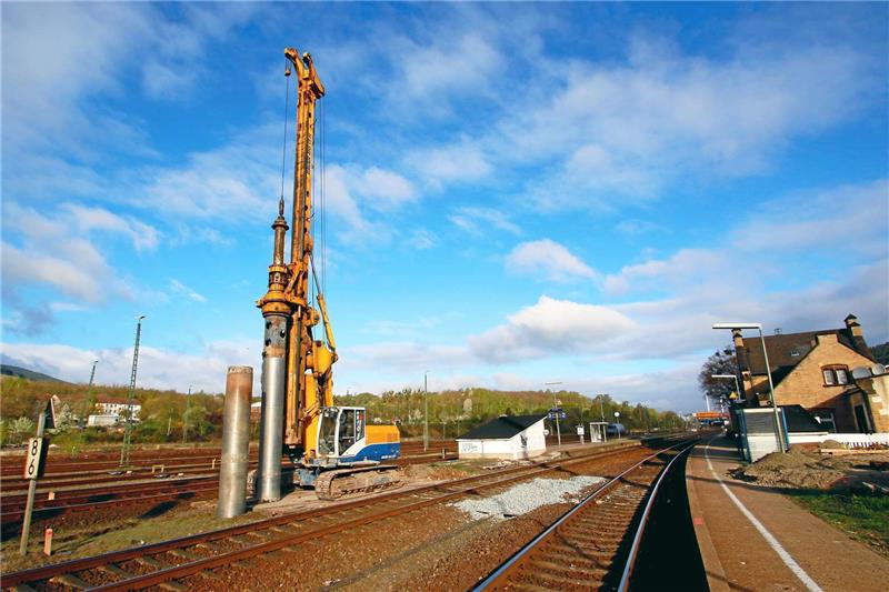 Arbeiten am Oker-Bahnhof: Großbaustelle startet bald <p>Für 4,5 Millionen Euro soll der Okeraner Bahnhof modernisiert und barrierefrei werden. Mehr Informationen soll es nächste Woche geben.</p>