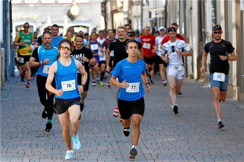 <p>Gemeinsam an der Spitze: Alexander Fürle (li.) und Dean Sauthoff vom TSV Eintracht Wolfshagen laufen über 10 Kilometer zum Doppelsieg. Foto: Epping</p>