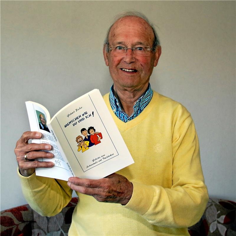 <p>Gerhard Becker aus Hahndorf mit seinem neuesten Werk: Der 84-Jährige hat seinen zwölften Gedichtband veröffentlicht. Foto: Epping</p>