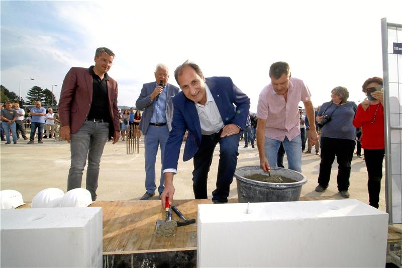 Grundstein für neues Ärztehaus auf dem Fliegerhorst ist gelegt <p>Griff zur Maurerkelle: Die beiden Ärzte Dr. Hartmut Kämpfer (von rechts) und Dr. Niels Gehrmann hatten auf dem Fliegerhorst-Gelände ihren ersten „Arbeitstag“ und legten gemeinsam mit Investor Folkert Bruns und Oberbürgermeister Dr. Oliver Junk den Grundstein zum neuen Ärztehaus. Eröffnung: 14. Juni 2021. Fotos: Epping</p>