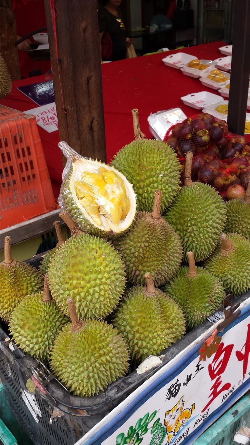 <p>Groß wie ein Kinderkopf und übelriechend. An der Durian scheiden sich die Geister. Durian-Chips hingegen sind sehr lecker.  Fotos: Horn</p>