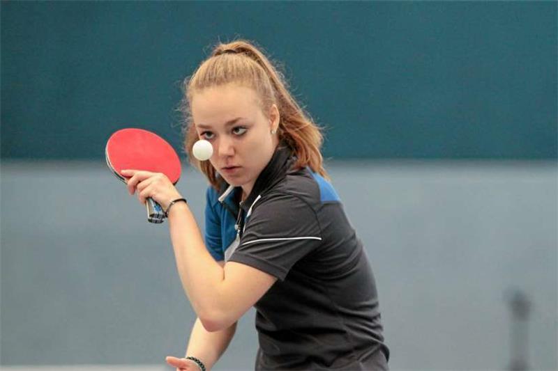 <p>Hochkonzentriert bei der Sache: Lisa Krödel spielt mit 15 Jahren schon in der Regionalliga und kann sich jetzt auch Landesmeisterin nennen. Foto: Gietemann</p>