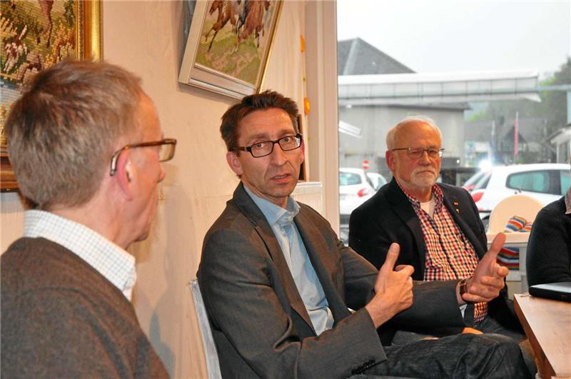 <p>Holger Pape stellte sich seiner Mannschaft auf den Goslarschen Höfen als künftiger Hofleiter vor. Er übernimmt am 1. August. Foto: Kempfer.</p>