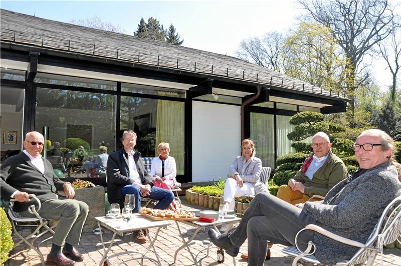 <p>Homeoffice auf der Terrasse (v. li.): Hans-Joachim Tessner im Gespräch mit Oberbürgermeister Dr. Oliver Junk, Ehefrau Helga, Tochter Anke Tessner-Schreyeck, Kattenberg-Partner Dirk Junicke und Wirtschaftsförderer Dirk Becker. Foto: Heine</p>