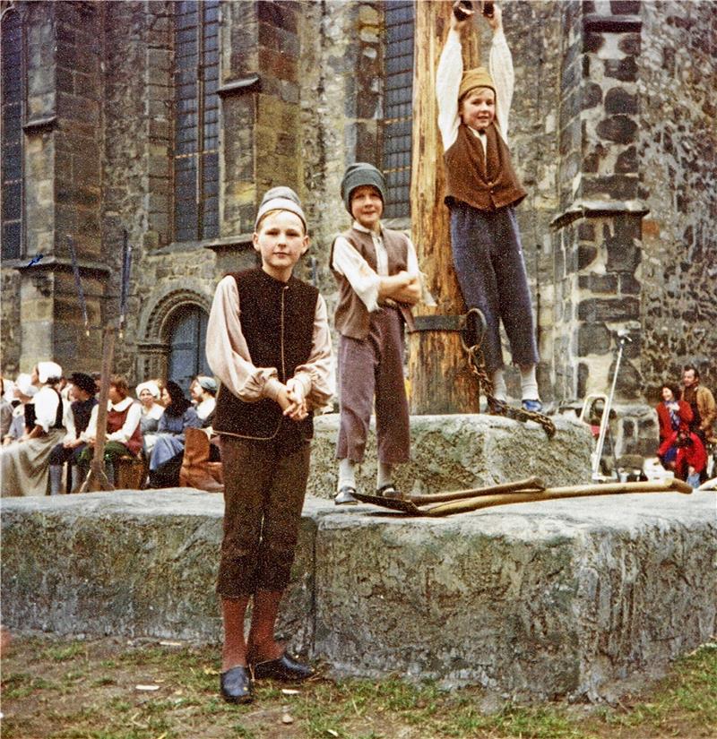 <p>Hornburger Jungs im Jahr 1976: Ralf Meyer, Axel Steinkampf und Jörg Meyer (v.li.) als Komparsen bei den Dreharbeiten zu „Grete Minde“ vor der Marienkirche. Foto: Privat</p>
