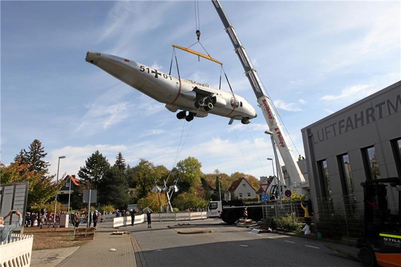 <p>Ihren letzten „Flug“ tritt die Transall gestern an, als sie vor vielen Schaulustigen auf das Museumsdach gehoben wird. Foto: Bruns</p>