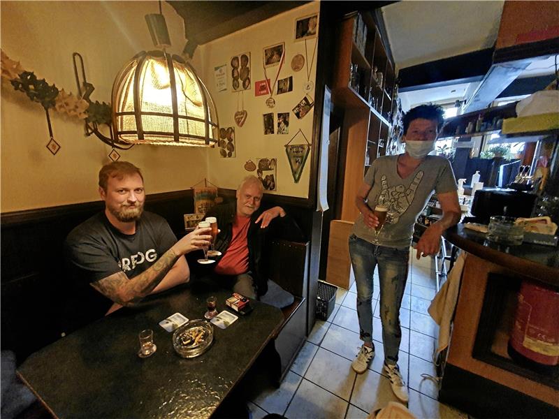 <p>Im „Bauernstübchen“ und im „Hubertuseck“ (kleines Bild) laufen die Zapfhähne wieder, auch wenn normaler Kneipenalltag noch weit entfernt ist. Fotos: Sowa</p>