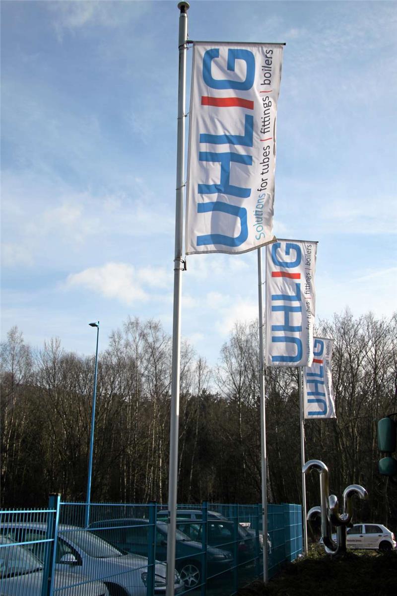 <p>Im Innerstetal wehen die Flaggen von Uhlig Rohrbogen im Wind. Fotos: Ciszewski</p>