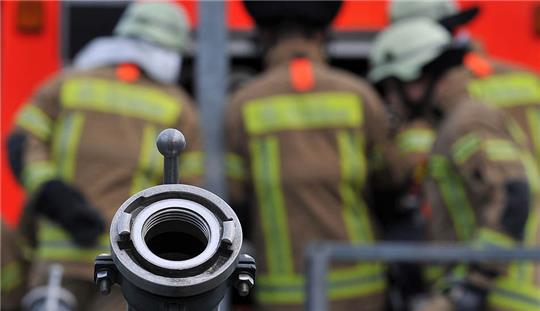<p>In Bad Harzburg stehen die Feuerwehrleute eng zusammen. Symbolfoto: <strong> Paul Zinken/</strong>dpa</p>
