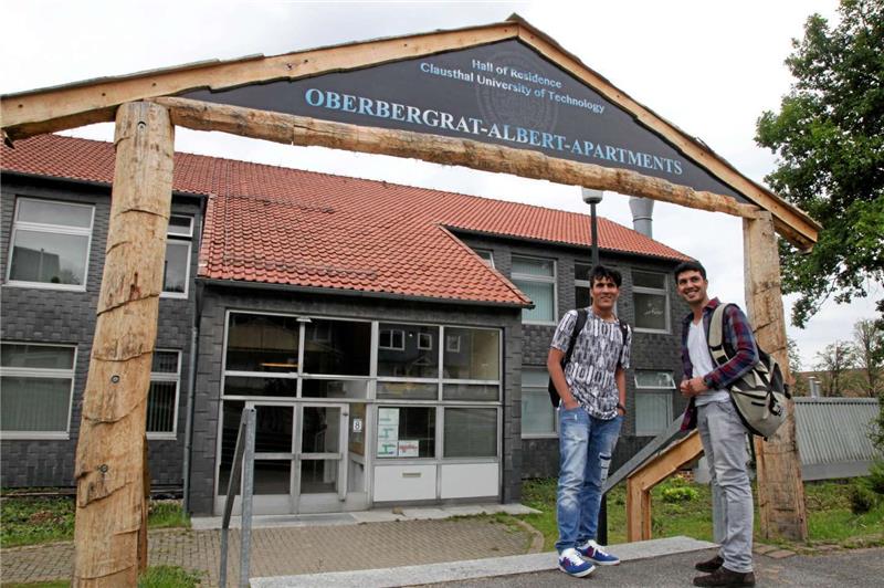 <p>In die ehemalige Berufsschule sind bereits 45 Mieter eingezogen, darunter Sprachschüler Saleman Maroofi und Najib Ahmadi (Aufbaustudium Informatik an der TU Clausthal). Beide kommen aus Afghanistan. Foto: Bertram</p>
