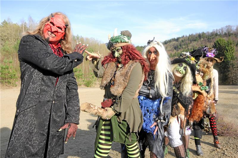 <p>In diesem Jahr kommen die Riesenbesen zum Einsatz: Erstmals bittet die Wolfshäger Hexenbrut an Walpurgis auf der Wolfshöhe zum Tanz. Foto: Gereke</p>