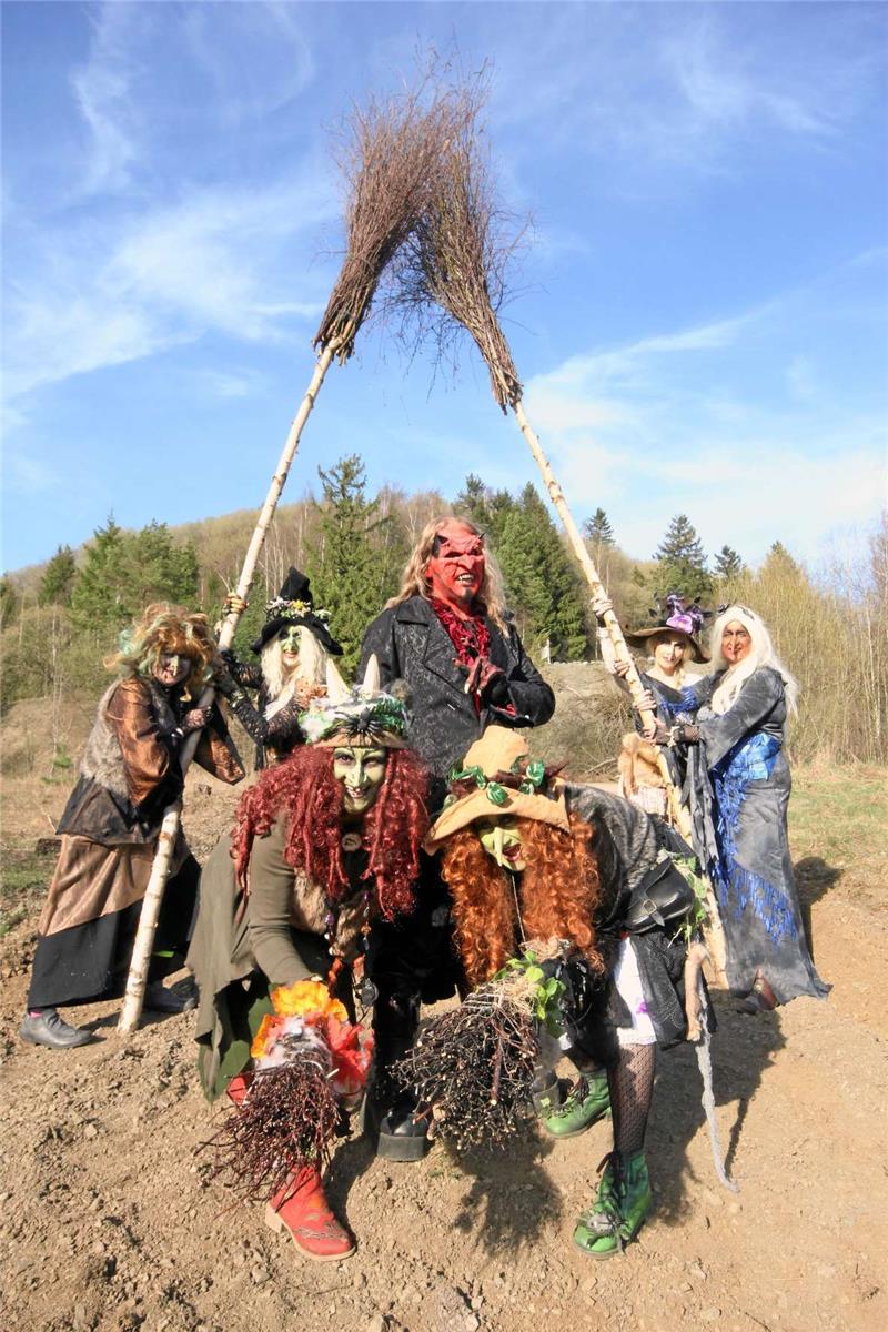 <p>In diesem Jahr kommen die Riesenbesen zum Einsatz: Erstmals bittet die Wolfshäger Hexenbrut an Walpurgis auf der Wolfshöhe zum Tanz. Foto: Gereke</p>