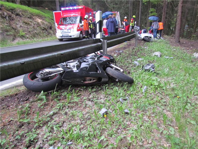 <p>In einer scharfen Linkskurve zwischen Schierke und Drei Annen Hohne stürzten zwei Motorradfahrer direkt hintereinander und krachten in die Leitplanken. Ein Kradfahrer musste schwer verletzt mit dem Rettungshubschrauber ins Krankenhaus gebracht werden. Foto: Polizei</p>