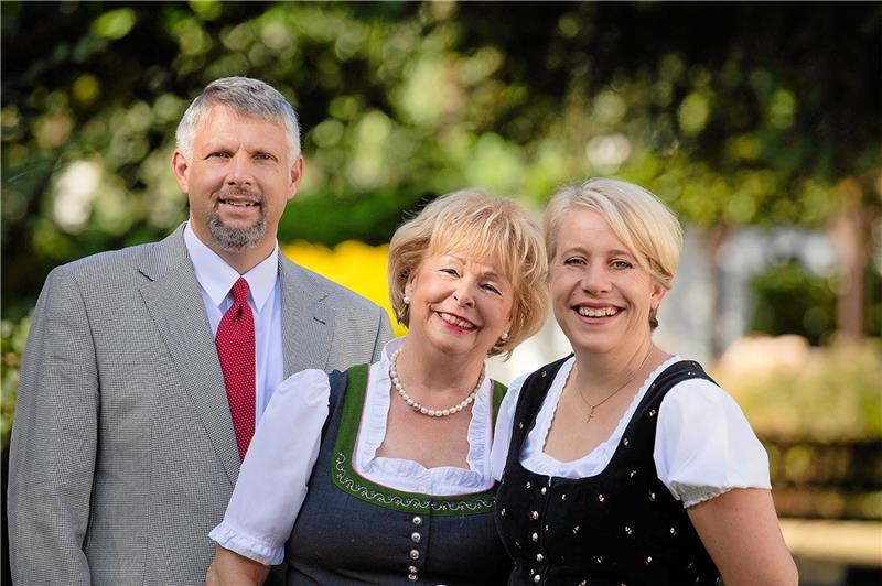 <p>In vierter und fünfter Generation führen Dirk, Rosemarie und Miriam Bartels (v.l.) den „Braunschweiger Hof“.</p>