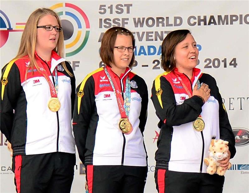 <p>Jolyn Beer bei der Hymne während der Siegerehrung. Foto: Heise</p>