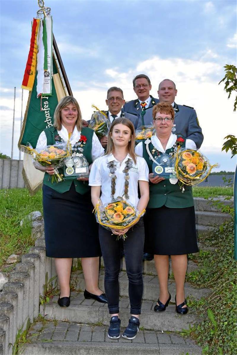 <p>Jugendkönigin Justicia Pake (1. Reihe), Königin Andrea Rosenthal und Alters-Königin Angelika Lehmann (2. Reihe) sowie König Dirk Nölle und Kleiner König Thorsten Knoch (3. Reihe) posieren gemeinsam mit ihrem Fahnenträger Jens Sievers. Fotos: Mühling</p>