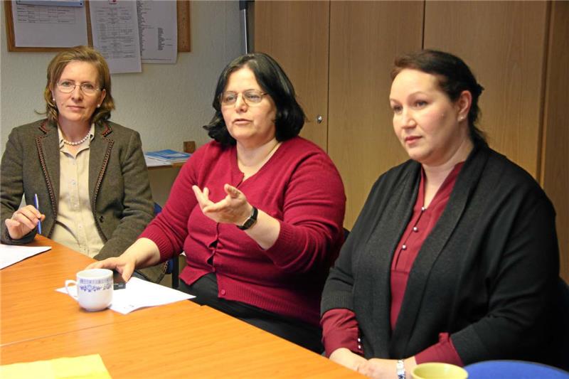 <p>Karin de Kruyff, Lina Wafai und Julia Schweiger (v.li.): das neue Team in der Migrationsberatung der Caritas. Foto: Nixdorf</p>