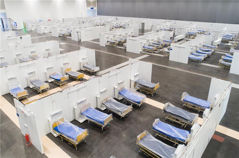 <p>Krankenhausbetten stehen in einer Messehalle auf dem Messegelände Hannover. Seit dem Frühjahr wird für den Fall hoher Infektionszahlen mit dem Coronavirus ein Behelfskrankenhaus mit über 400 Betten vorgehalten. Im Einsatz war das Notfall-Krankenhaus bisher nicht. Foto: Julian Stratenschulte/dpa</p>