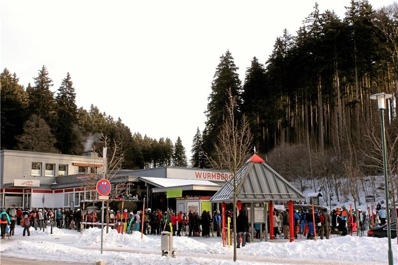 Der „Weg in den Winter“ kostet viel Zeit <p>Lange Schlangen an der Seilbahn bringen Lifte und Pisten an ihr Limit.</p>