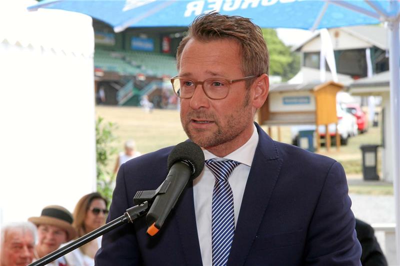 Verleger Philipp Krause: „Vollblut ist auch Herzblut“ <p>„Lassen Sie uns von dieser Rennwoche starke Signale an die Landesregierung senden, damit im ersten Halbjahr 2019 die Weichen für das Gestüt erfolgreich gestellt werden können“, fordert GZ-Verleger Philipp Krause, in seiner Festrede zum Auftakt des Meetings.</p>