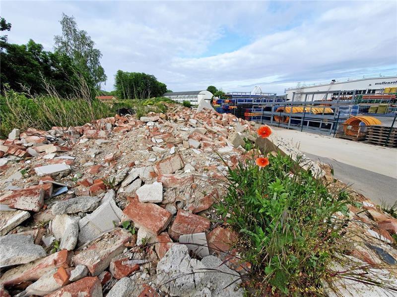 <p>Laut Fliegerhorst-Entwickler Folkert Bruns wird der Schutt von den Fliegerhorst-Baustellen auf dem Gelände zwischengelagert und dann recycelt. Foto: Sowa</p>