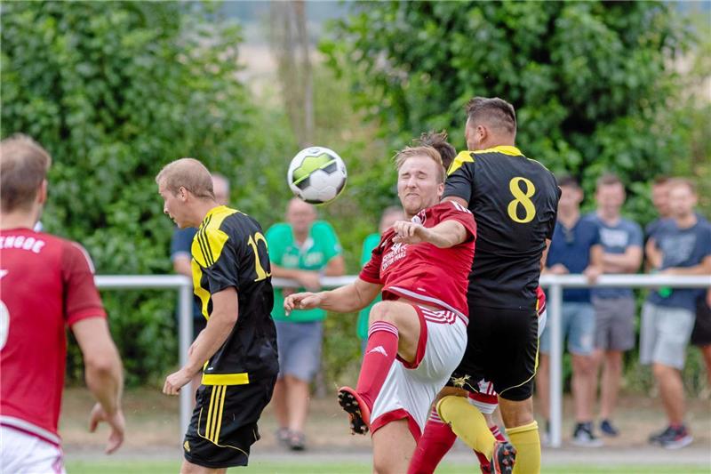 TSV Lochtum gewinnt Derby gegen TSV Lengde <p>Lengdes Kai Korkus (Mi.) setzt sich im Kopfballduell gegen Kenan Doganci (re.) vom TSV Lochtum durch. Am Ende jubelt aber der Gastgeber: Die Lochtumer gewinnen mit 5:0. Foto: Drechsler</p>