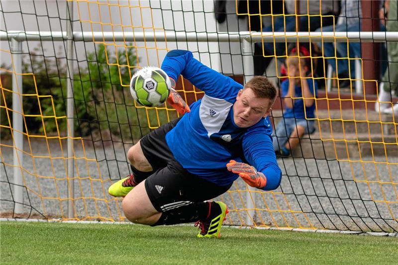 TSV Lochtum gewinnt Derby gegen TSV Lengde <p>Lochtums Keeper Jan-Niklas-Wolfgang Huwald pariert einen Elfmeter. Foto: Drechsler</p>